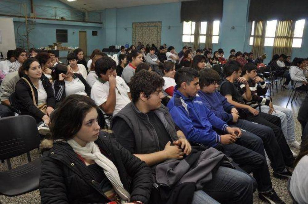 J�venes participaron en jornada de reflexi�n sobre el voto a los 16 a�os