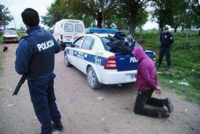 EST�N EN LA COMISAR�A PRIMERA: Drogas en la combi: fueron indagados los sospechosos y quedaron detenidos