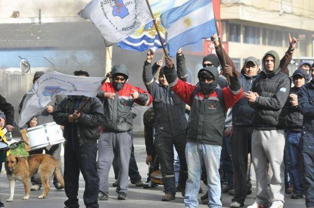 Nuevamente petroleros desocupados causan un caos
