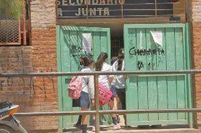 Conmoci�n por una alumna que abort� en el ba�o de un colegio capitalino