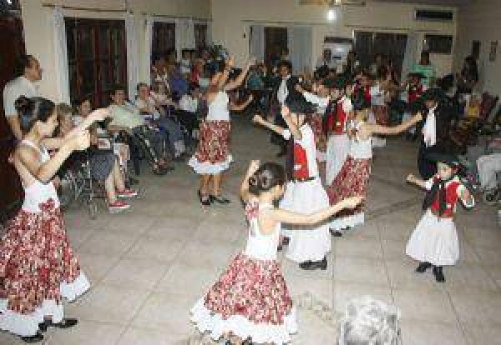 La Fundaci�n Cantos agasaj� a las madres del geri�trico �San Antonio�