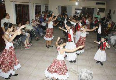 La Fundaci�n Cantos agasaj� a las madres del geri�trico �San Antonio�