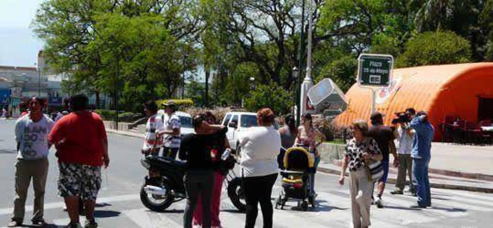 Familias sin vivienda se sienten enga�adas y tratan a Jalil de �mentiroso�