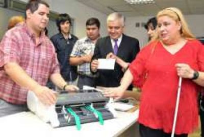 Loter�a y Fundaci�n Chaco Solidario donaron impresora de braille		