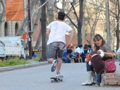 Skaters negaron destrozos en Plaza Espa�a y solicitaron m�s espacios para su actividad