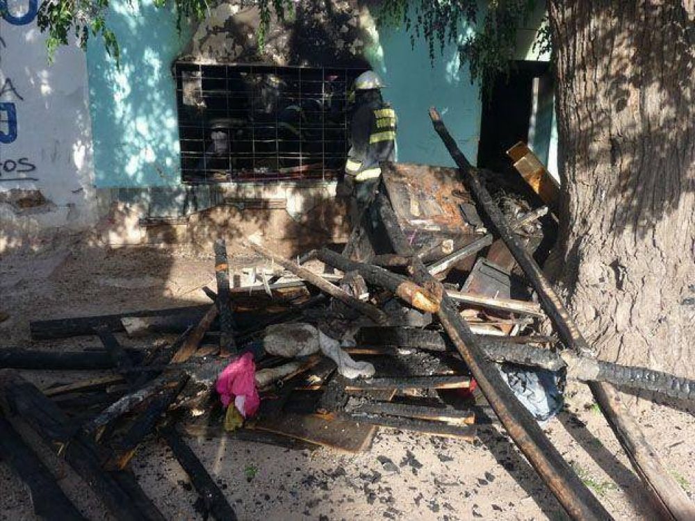 Se incendi� una casa y detuvieron a los due�os por agredir a los bomberos