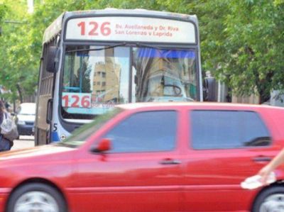 Furiosa pelea entre un peat�n y un colectivero