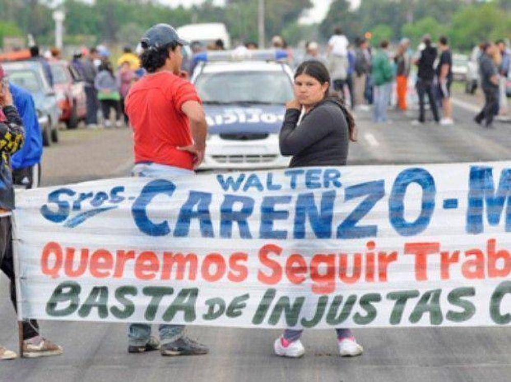 Empleados de un feedlot clausurado cortaron ayer la ruta 18 en Pi�ero