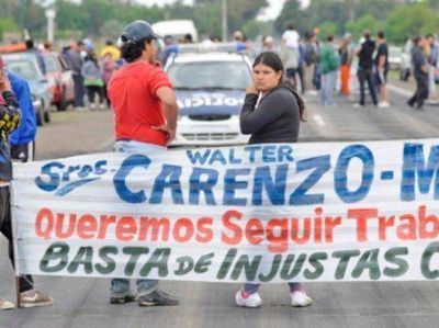 Empleados de un feedlot clausurado cortaron ayer la ruta 18 en Pi�ero