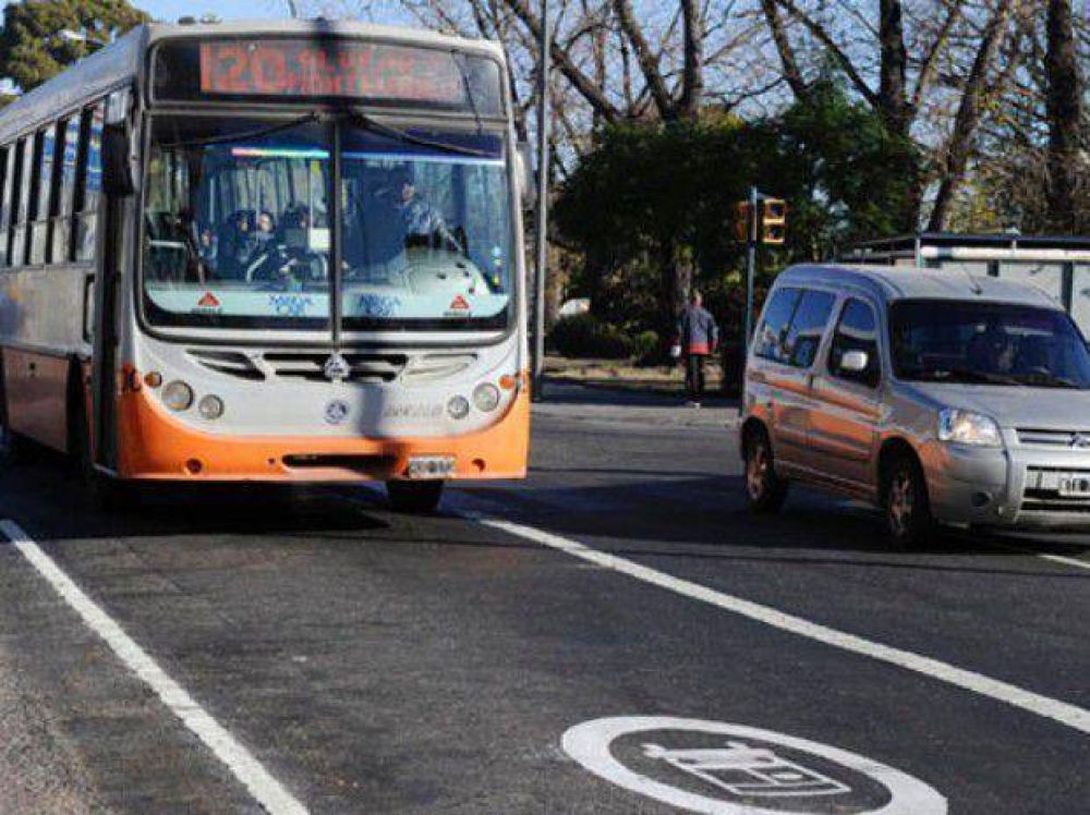 Clara Garc�a dijo que "no ser�a razonable" cambiar de noche el recorrido de los colectivos