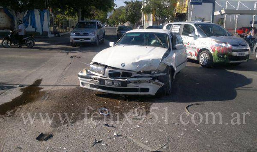 Fuerte choque entre dos autos