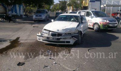 Fuerte choque entre dos autos