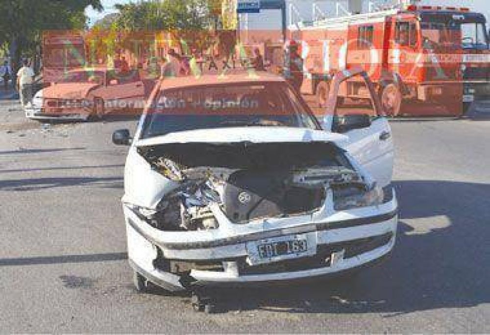 Tremendo impacto entre autos dej� como saldo dos heridos