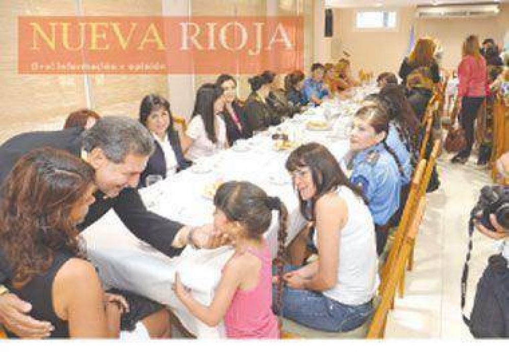  Beder Herrera agasaj� a las madres con un desayuno