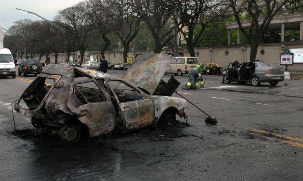  Al menos dos personas resultaron heridas en un choque e incendio en Palermo