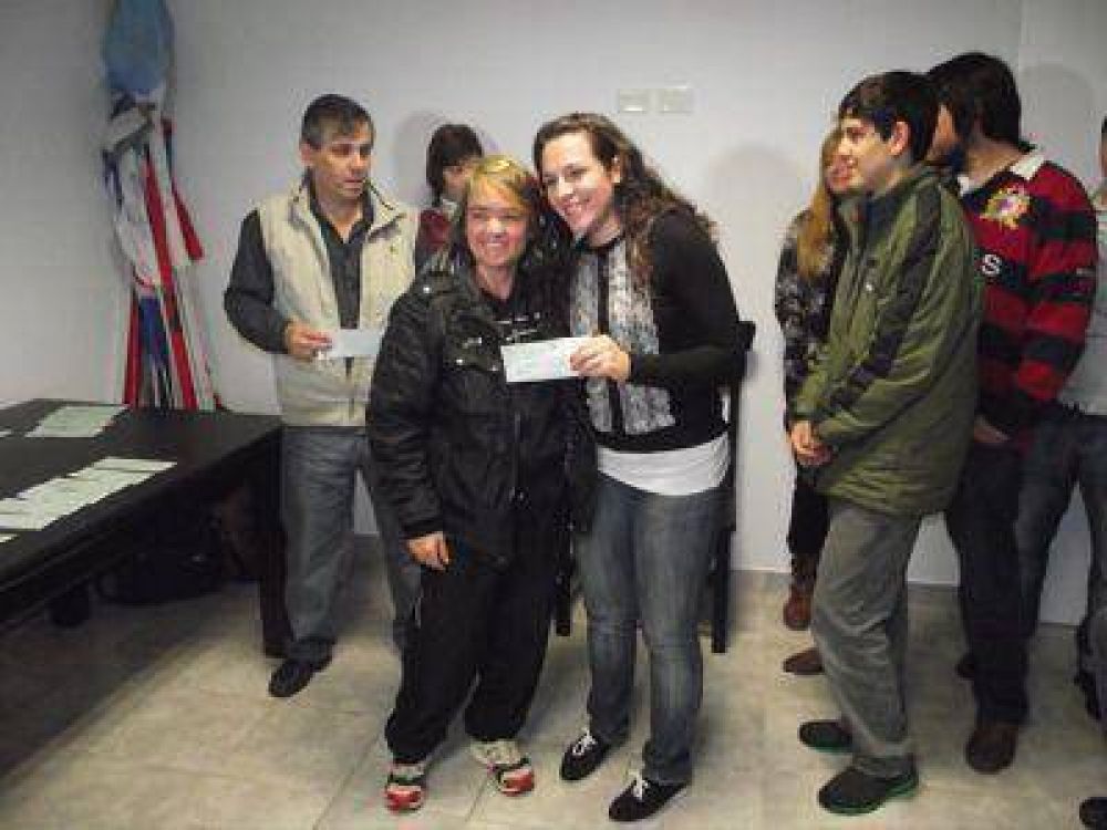 Guillermo Britos entreg� nuevas becas a estudiantes de Chivilcoy y la regi�n
