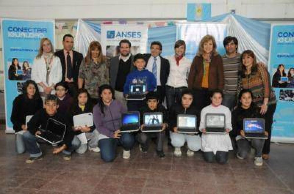 ANSES entreg� 1300 netbooks a escuelas de Jun�n