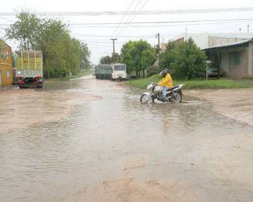 Calles intransitables en el barrio Villa Sol a causa de la lluvia