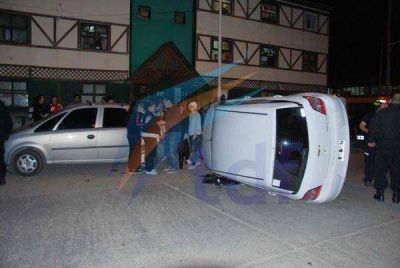 Joven a alta velocidad choc� contra tres autos estacionados y termin� volcando