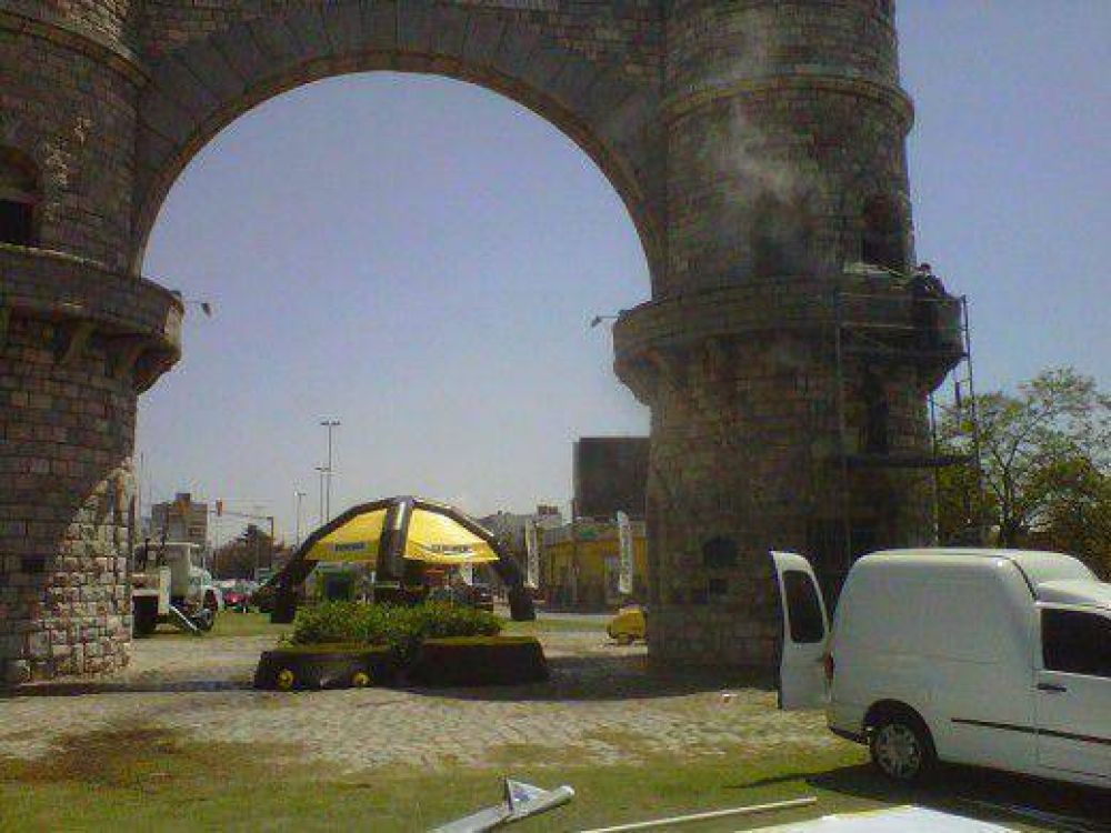 Contin�an hoy las actividades de limpieza en el Arco de C�rdoba