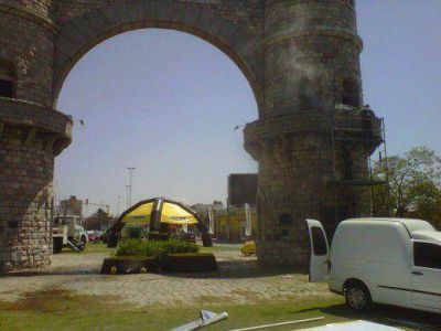 Contin�an hoy las actividades de limpieza en el Arco de C�rdoba