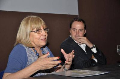 Mera se reuni� con escritores en la Feria del Libro