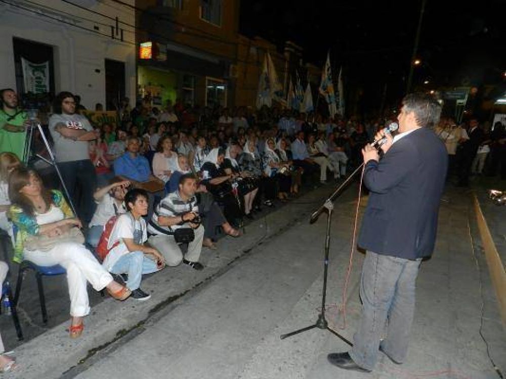 Tomassi junto con Madres de Plaza de Mayo inaugur� el �Paseo de la Lucha Vigente�
