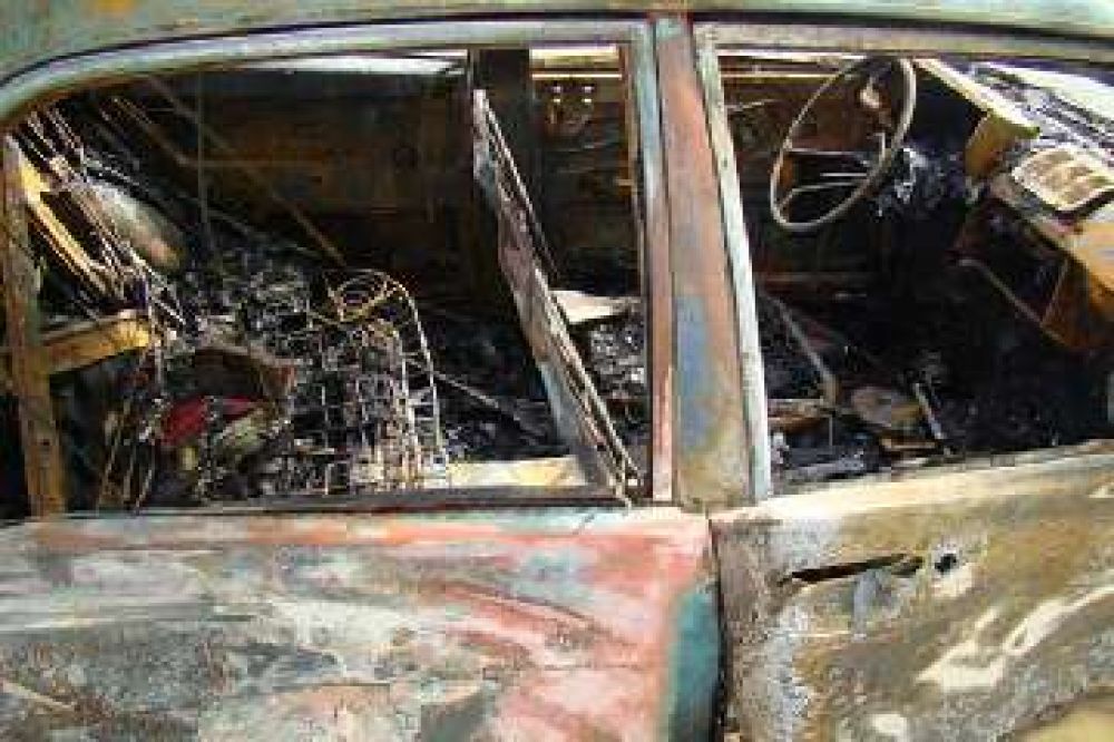 En Santa Rosa, porque embisti� a una adolescente, lo golpearon y le quemaron el auto	