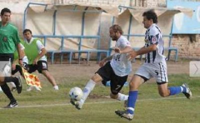 Alvear F�tbol empat� en Mendoza y sigue puntero