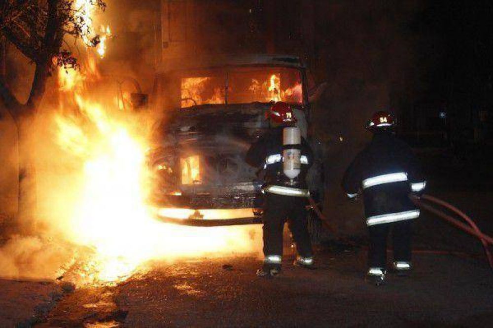  Se incendi� la cabina de un cami�n estacionado