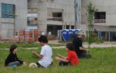 Unas cuatrocientas personas le brindaron una �Cadena de Abrazos� a la �Canchita de los Bomberos�