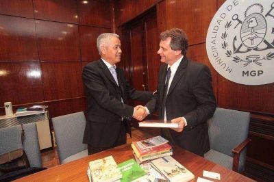 Pulti recibi� la visita del Embajador de China