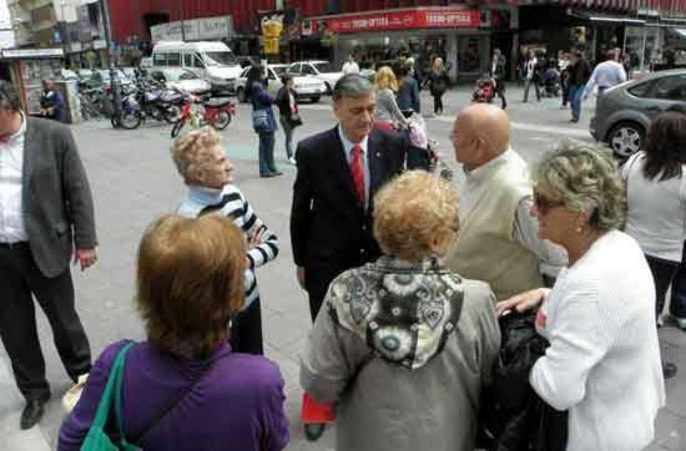 Binner junt� firmas en Mar del Plata en contra de la re-reelecci�n