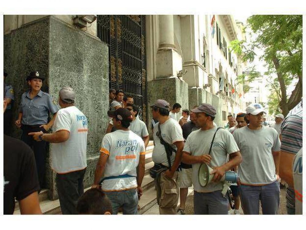 A un a�o del cierre de Naranpol, ex empleados mantienen la lucha y reclamos