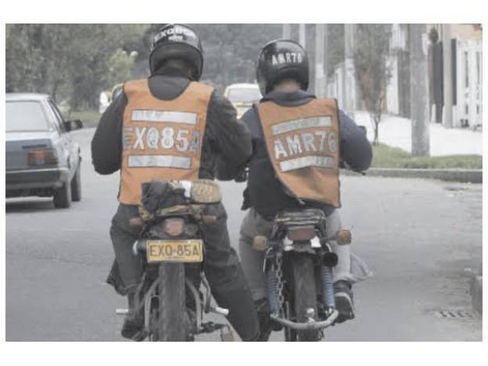 Podr�an obligar a motociclistas santafesinos a que usen chalecos reflectantes en la calle