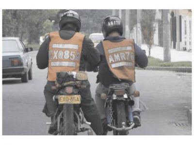 Podr�an obligar a motociclistas santafesinos a que usen chalecos reflectantes en la calle