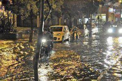 La intensa lluvia provoc� m�ltiples inconvenientes 