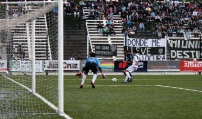 Alvarado no supo aguantar la victoria y sufri� una nueva derrota como visitante