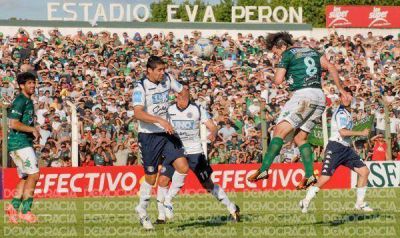 Sarmiento no lo defini� durante el primer tiempo y se debi� conformar con un punto