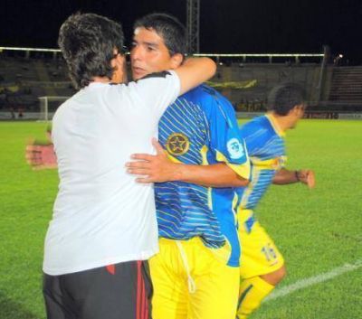Policial ganaba 2 a 0 y un proyectil arruin� el festejo