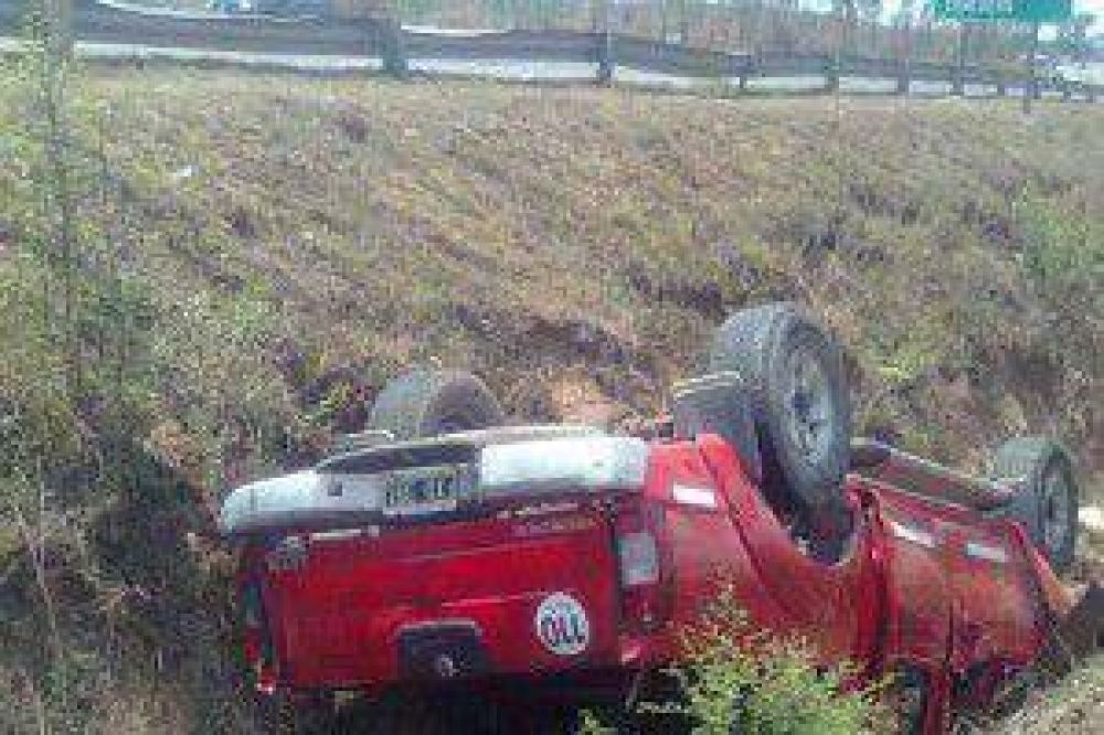 J�venes heridos tras caer una camioneta en una zanja 