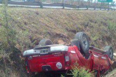 J�venes heridos tras caer una camioneta en una zanja 