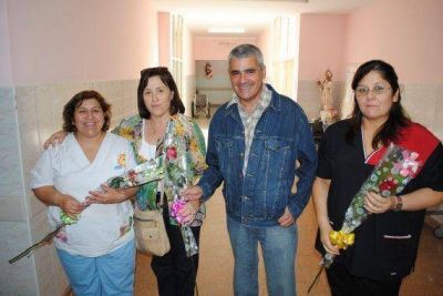 Villa Mercedes: el vicegobernador entregó regalos a las madres en el policlínico