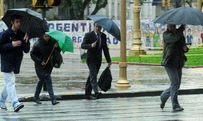 Dos muertos, diez heridos y rutas anegadas por el temporal que afecta al centro del pa�s