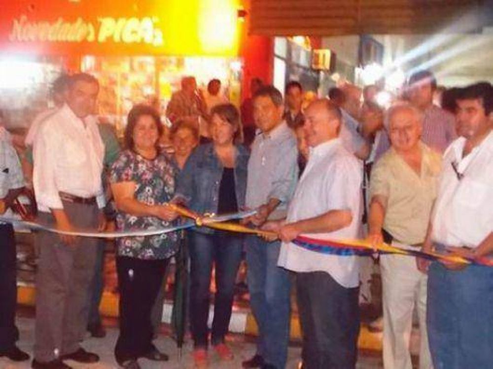 El Intendente inaugur� un tramo de pavimento