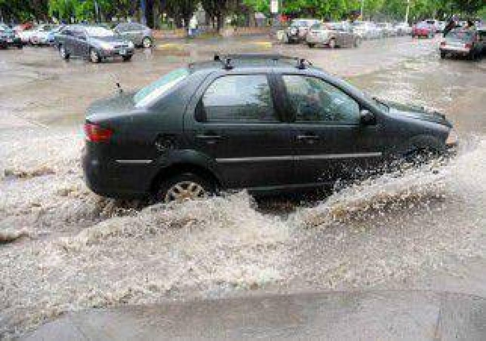La lluvia complic� a los transe�ntes en Neuqu�n 