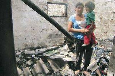 Su marido la encerr� con su hijo y le prendi� fuego a la casa: un milagro los salv�