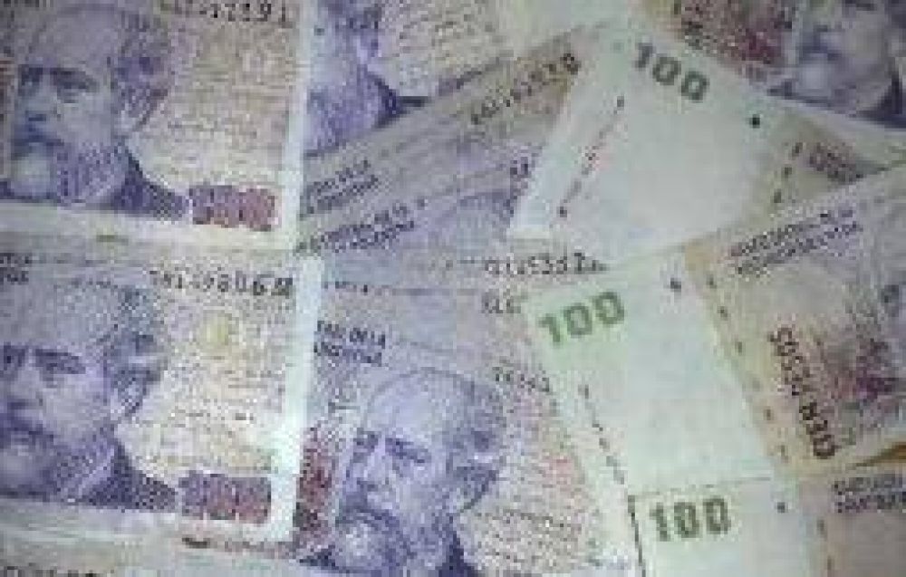 Por el cepo cambiario, m�s gente elige guardar pesos en su casa