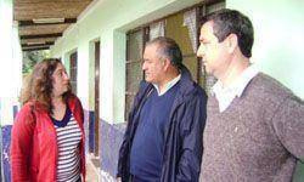 EL DIPUTADO JU�REZ VISIT� LA ESB NRO. 11 DE OLIVERA 