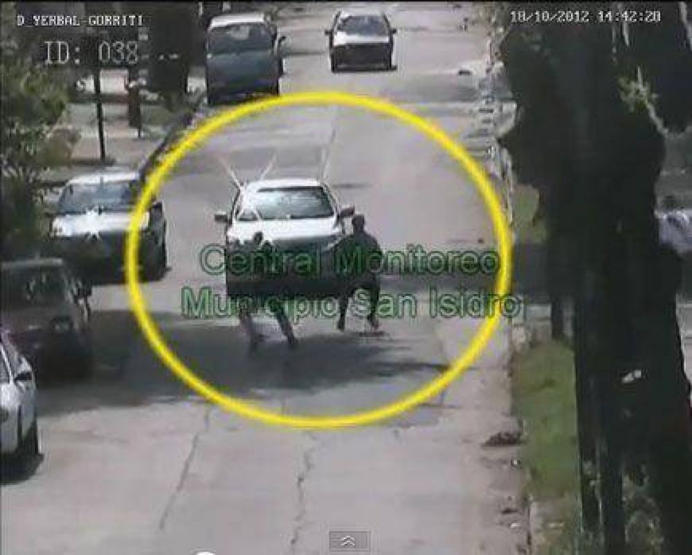 Las C�maras de San Isidro captan cuando un automovilista atropella a un delincuente que pretend�a asaltarlo